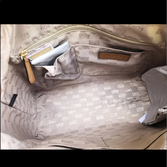 Gaby’sBags👜❤️-NWT Michael Kors Large Zip Satchel - Picture 6 of 8